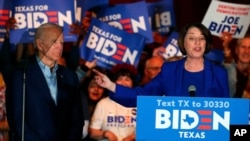 에이미 클로버샤 상원의원이 3월 댈러스에서 열렸던 선거 유세장에서 전 부통령 조 바이든을 민주당 대선 후보로 지지했다. 
