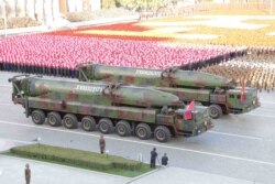 지난 2015년 10월 10일 평양에서 열린 노동당 창건 70주년 열병식에 탄두가 뾰족한 형태에서 둥근 형태고 개량된 KN-08 탄도미사일(ICBM)이 공개됐다. (자료사진)