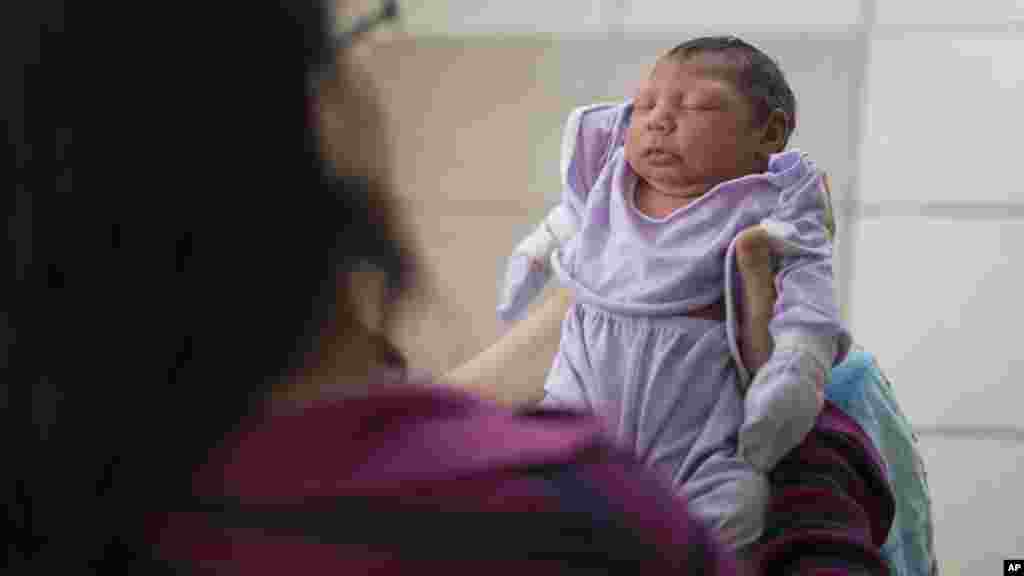 Cassiana Severino porte sa fille Melisa Vitoria, née avec une microcéphalie à l&#39;hôpital de IMIP à Recife, dans l&#39;Etat de Pernambuco, Brésil, 3 février 2016.