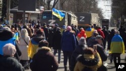 یوکرین کی فورسز کے شہر میں داخل ہونے پر مکینوں نے اس کا استقبال کیا۔