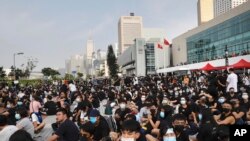 Para siswa dan peserta unjuk rasa lainnya berdemonstrasi di Edinburgh Place di Hong Kong, Kamis, 22 Agustus 2019. (Foto: AP)