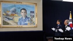 '전쟁고아의 아버지' 딘 헤스 미 공군 대령 1주기 추모식이 4일 서울 공군회관에서 열렸다. 정경두 공군참모총장 등 참석자들이 헤스 대령의 초상화 제막식을 하고 있다.