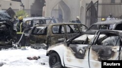 Petugas pemadam kebakaran di depan lokasi ledakan di masjid Syiah di Dammam, Saudi Arabia (29/5).