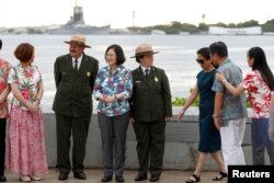 台湾总统蔡英文展开太平洋友邦之旅，过境美国夏威夷，在珍珠港事件中被日军击沉的亚利桑那号战舰上的纪念馆和代表团成员与美国国家公园工作人员合影（2017年10月28日）