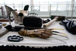 Barang-barang terlarang yang disita dari penumpang di bandara Ronald Reagan Washington National di Washington DC (foto: dok).