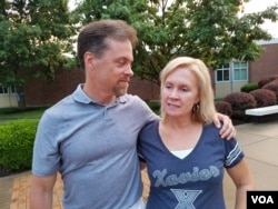 오토 웜비어 씨와 함께 학창시절을 보낸 딸을 둔 폴 슈워츠(왼쪽), 브리타 슈워츠 씨 부부.