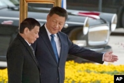 រូបឯកសារ៖ លោក​ប្រធានាធិបតី Xi Jinping ស្វាគមន៍​លោក​ប្រធានាធិបតី Duterte នៅក្នុង​ដំណើរទស្សនកិច្ច​របស់​លោក​នៅ​ទីក្រុង​ប៉េកាំង កាលពី​ថ្ងៃទី២០ ខែតុលា ឆ្នាំ២០១៦។
