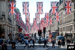 Bendera Inggris "Union flag" menghiasi Regent Street, London menjelang penyelenggaraan Pernikahan Pangeran Harry dan Artis AS Meghan Markle. (Foto: dok).