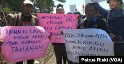 Sejumlah jurnalis ikut dalam aksi dan menyerukan penghapusan kekerasan terhadap jurnalis yang bertugas (Foto:VOA/ Petrus Riski).