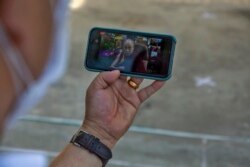 Seorang warga Tibet di pengasingan menyaksikan siaran langsung pidato pemimpin spiritualnya Dalai Lama pada upacara pengambilan sumpah presiden yang baru terpilih dari Administrasi Pusat Tibet, Pempa Tsering, di Dharmsala, India.