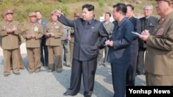 북한 김정은 국방위원회 제1위원장(가운데)이 당창건 70주년을 맞아 수해 복구 작업이 벌어진 라선시 선봉지구 백학동을 최근 방문했다고 조선중앙통신이 8일 보도했다. (자료사진)