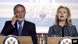 AQSh Davlat kotibasi Xillari Klinton va Afg'oniston Tashqi ishlar vaziri Zalmay Rasul Davlat departamentida uchrashmoqda, Vashington, 21-mart, 2012-yil.