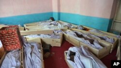 ARSIP – Foto yang diambil tanggal 12 Agustus 2018, mayat warga sipil dan pasukan keamanan ditempatkan di rumah sakit di provinsi Ghazni, sebelah barat Kabul, Afghanistan (foto: AP Photo/Mohammad Anwar Danishyar)