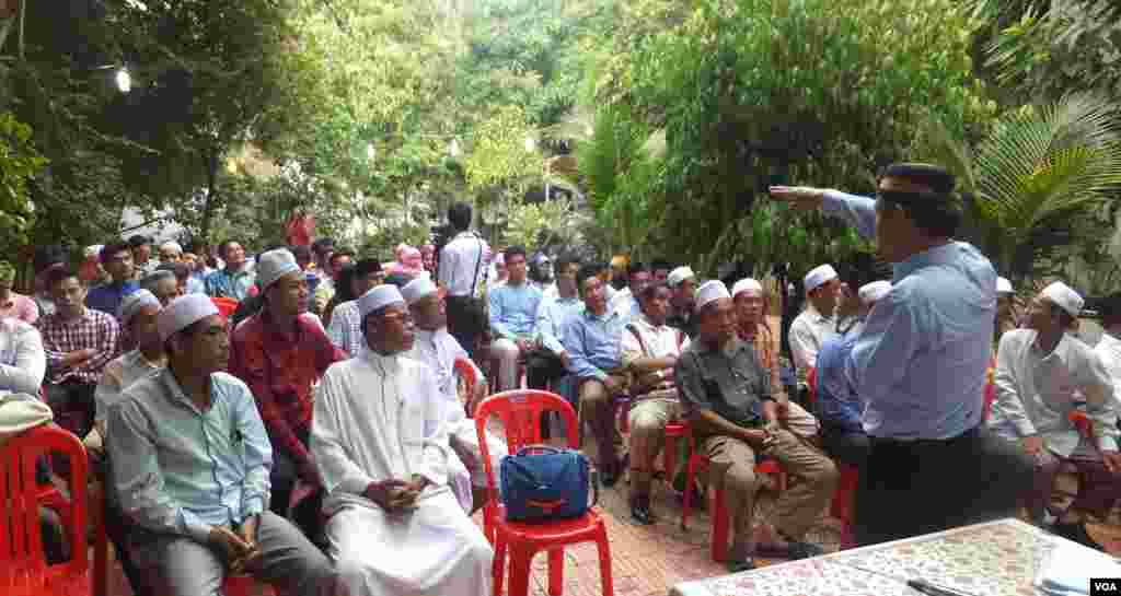 Sam Rainsy Offers Political Promises To Khmer Islam