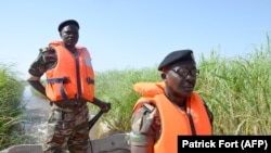 Des soldats camerounais patrouillent sur le lac Tchad.