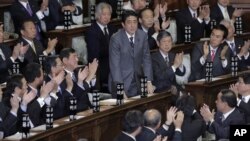 Pemimpin Partai Demokrasi Liberal Jepang, Shinzo Abe, memberi hormat kepada majelis rendah parlemen Jepang, sesaat setelah ditetapkan sebagai PM Jepang yang baru di Tokyo (26/12).