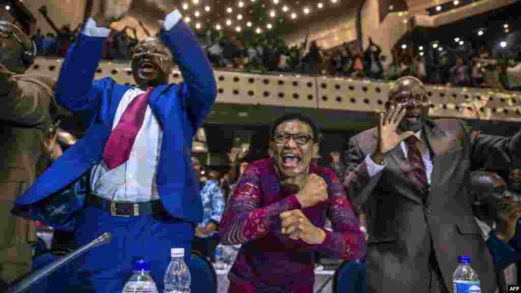 Des membres&nbsp; du parlement au Zimbabwe jubilent après l&#39;annonce de la démission de Mugabe le 21 novembre 2017.