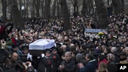 3일 모스크바 안드레이 사하로프 인권센터에서 러시아 야권 지도자 보리스 넴초프의 장례식이 치뤄진 가운데, 관이 이동하는 주변에서 조문객들이 박수를 치고 있다.