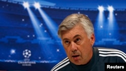 Carlo Ancelotti lors d'une conférence de presse d'avant match entre Real Madrid et Liverpool, Espagne, le 3 novembre 2014