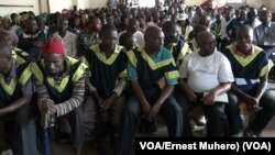 Les accusés et l'audience lors du prononcé du verdict dans le procès de viol systématique à Kavumu, 13 décembre 2017. (VOA/Ernest Muhero).