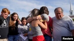 Okupljeni ispred mesta pucnjave u Dejdvilu, Alabami