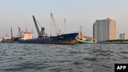 Kapal dan apartemen di Teluk Jakarta, 1 Agustus 2019. (ADEK BERRY / AFP)