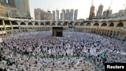 Des musulmans rassemblés autour de la Kaaba à l'intérieur de la Grande Mosquée pendant le mois de jeûne du Ramadan, à La Mecque, Arabie Saoudite, 6 juin 2016. REUTERS / Faisal Al Nasser 