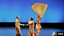 Salah satu adegan dalam "Tusuk Konde" yang dipentaskan di TIM, Kamis 4 November 2010.