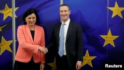 El director ejecutivo de Facebook, Mark Zuckerberg, junto a la comisionada europea para Valores y Transparencia, Vera Jurova, en la sede de la Comisión Europea en Bruselas, Bélgica, el 17 de febrero de 2020.