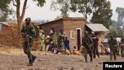 Des soldats des FARDC aux environs de Goma en RDC. Le 14 juillet 2013 (Reuters)