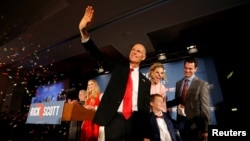 플로리다 연방 상원의원 선거에 출마한 릭 스콧 공화당 후보가 지난 6일 지지자들의 향해 손을 흔들어 보이고 있다. 