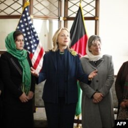 AQSh Davlat kotibasi Kobulda faol xotin-qizlar bilan ham ko'rishib, ularning dardini tingladi