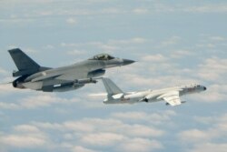 Arhiva - Borbeni avion F-16 tajvanskog ratnog fazduhoplovstva prati kineski bombarder H-6K, 11. maja 2018.