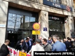 Opozicija stavlja ogradu ispred ulaza u zgradu REM u Beogradu (Foto: RFE/RL/Nevena Bogdanović)