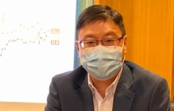 香港浸会大学政治及国际关系学系副教授陈家洛表示，港府3名保安系统高官被揭发出席豪华饭局，只是罚款了事，同类事件发生在英国，相关官员不足24小时已经道歉请辞 (美国之音/汤惠芸)