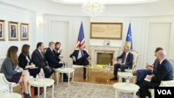 Specijalni izaslanik Bele kuće Ričard Grenel i predsednik Kosova Hašim Tači na sastanku u Prištini