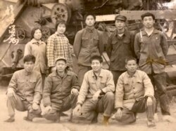 后排右二为鲁难，当时知识青年开拖拉机被认为是先进生产力的体现（鲁难提供图片）