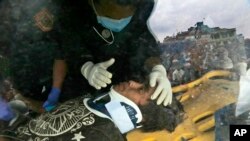 Seorang dokter memeriksa Pemba Tamang setelah diselamatkan dari reruntuhan di Kathmandu, Nepal, Kamis (30/4).