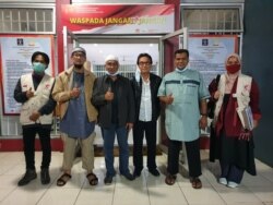 Achmad Michdan (kopiah putih), salah seorang tim kuasa hukum Ust. Abu Bakar Ba'asyir, bersama anggota keluarga dan dokter ikut menjemput di Lapas Gunung Sindur, Bogor, Jawa Barat, Jumat pagi (8/1). Courtesy : Tim Kuasa Hukum Ba'asyir