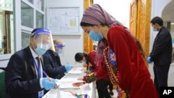 Tojikistonda 2020-yildagi prezident saylovi paytida olingan foto. Markaziy Osiyoning bu o'lkasi ham tarixda biror demokratik saylov o'tkazmagan. 