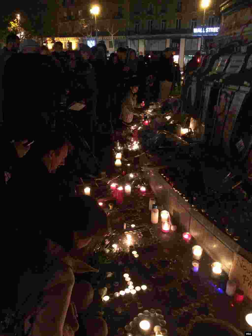 Mourners attend a candlelight vigil at Paris' Place de la Republique for the victims of Friday's terrorist attacks in the French capital, Nov. 14, 2015. (D. Schearf/VOA)