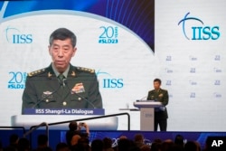Menteri Pertahanan China, Li Shangfu berbicara di forum Shangri-La Dialogue di Singapura, Minggu (4/6).