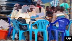 Minganga mpe bayi bokolongo bazali kopesa mangwele ya Ebola, Goma, Nord-Kivu, 7 août 2019.