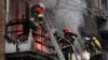 Пожежники ліквідують наслідки влучання російського удару по житловому будинку у Києві, 15 листопада 2022. REUTERS/Gleb Garanich