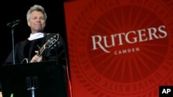 Bintang rock dan filantropis Jon Bon Jovi tampil di acara kelulusan Rutgers University-Camden (21/5) di Camden, New Jersey. (AP/Mel Evans)