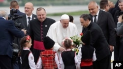 프란치스코 교황이 5일 불가리아 수도 소피아에 도착해 어린이들의 환영을 받고 있다.