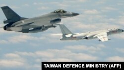 រូបឯកសារ៖ រូប​ដែល​ត្រូវ​បាន​ថត​កាល​ពី​ថ្ងៃទី១១ ខែឧសភា ឆ្នាំ២០១៨ ដោយ​ក្រសួង​ការពារ​ជាតិ​តៃវ៉ាន់​នេះ បង្ហាញ​ពី​យន្ដហោះ​ចម្បាំង​ F-16 របស់​តៃវ៉ាន់​ហោះ​ទន្ទឹមគ្នា​នឹង​យន្ដហោះ​ទម្លាក់​គ្រាប់បែក H-6K របស់​ចិន។ 