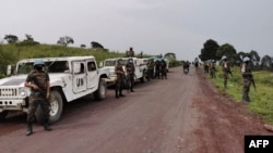 Des soldats de la MONUSCO patrouillent sur la route dans la zone de Kibumba, dans le parc national des Virunga, à 25 km de Goma, le 22 février 2021, où l'ambassadeur d'Italie en République démocratique du Congo a été tué plus tôt lors de l'attaque d'un convoi de l'ONU.