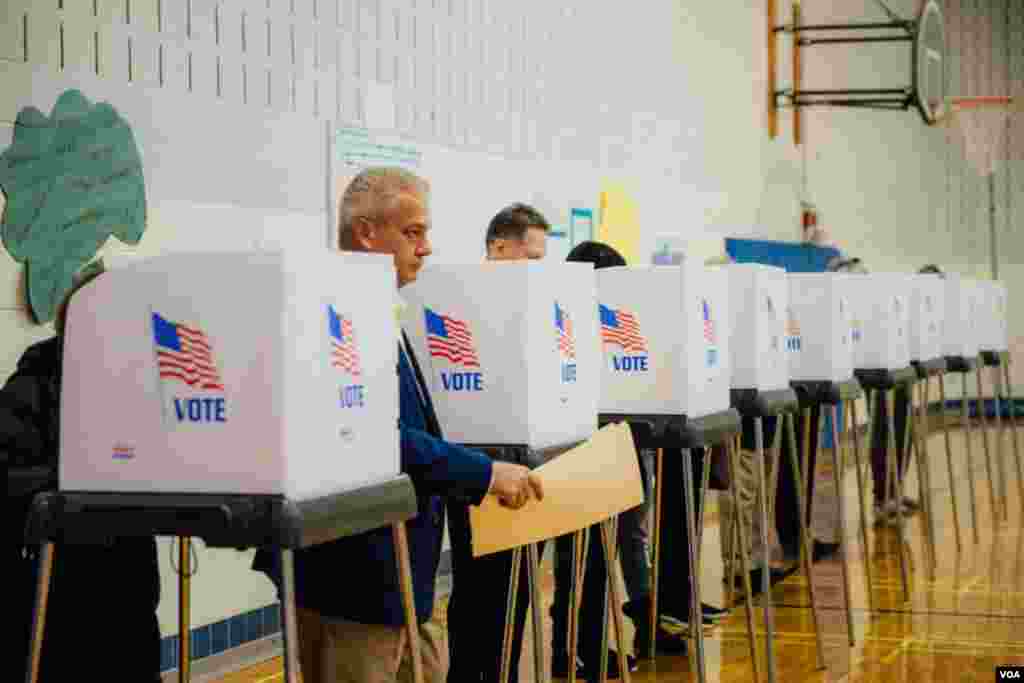 位于马里兰州Wootton中学的投票站 (美国之音晓歌拍摄)