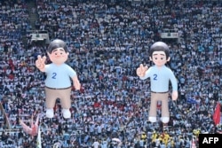 Pendukung calon presiden Prabowo Subianto dan calon wakil presiden Gibran Rakabuming Raka saat kampanye di Jakarta pada 10 Februari 2024. (Foto: AFP